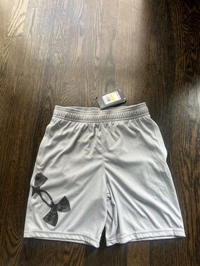 NWT NEW Under Armour Youth Kids Boys Light Gray Athletic Shorts with Black Logo